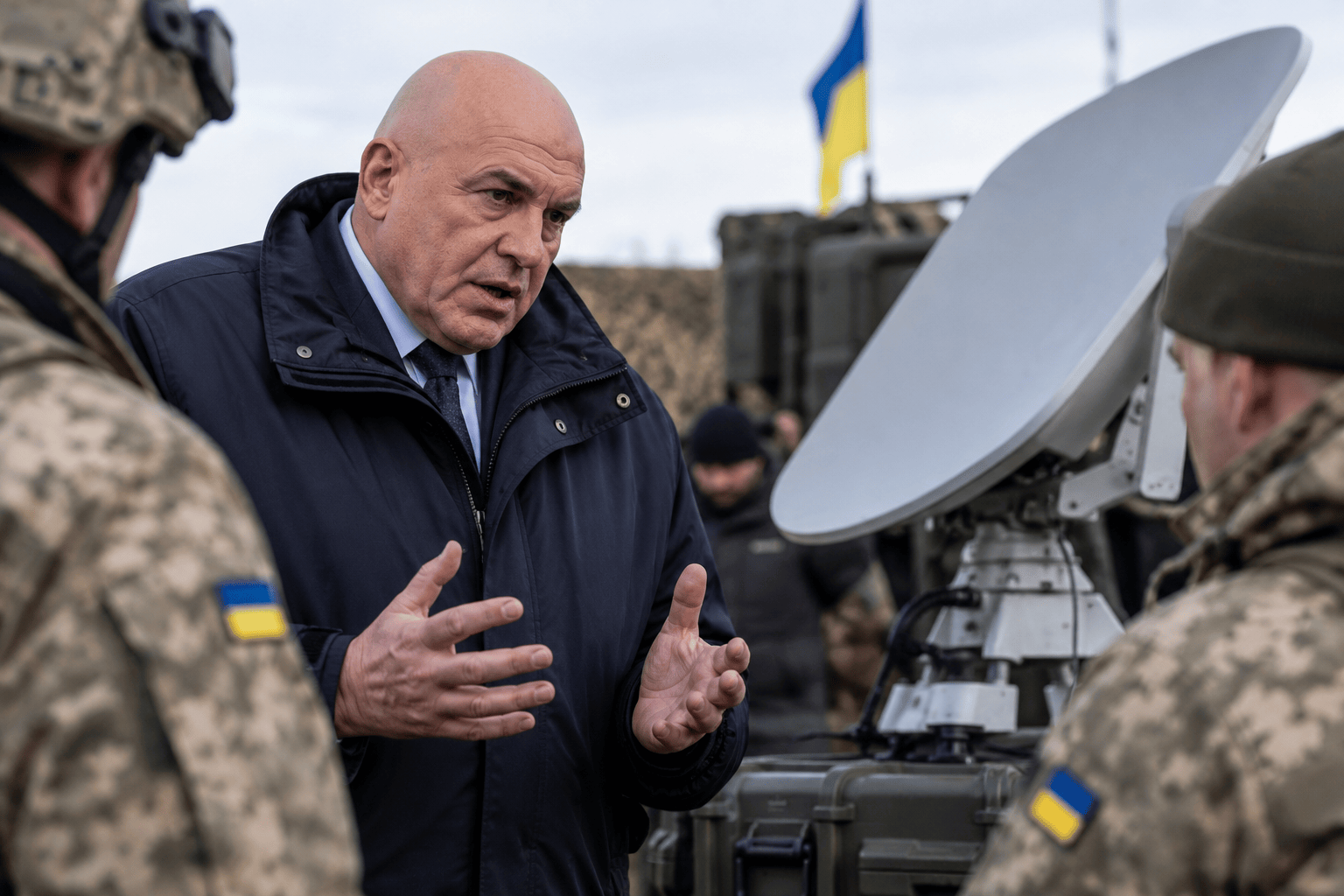 Briefing militare presso un sito di comunicazioni satellitari