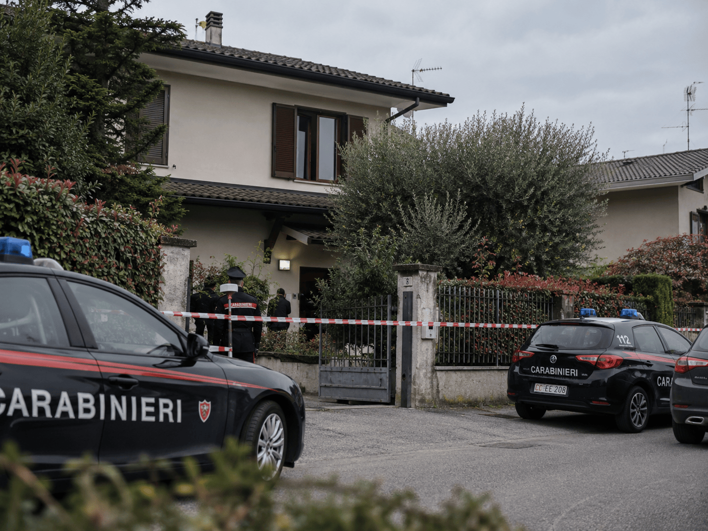 Carabinieri davanti alla villetta di Garlasco al centro delle indagini sull'omicidio di Chiara Poggi