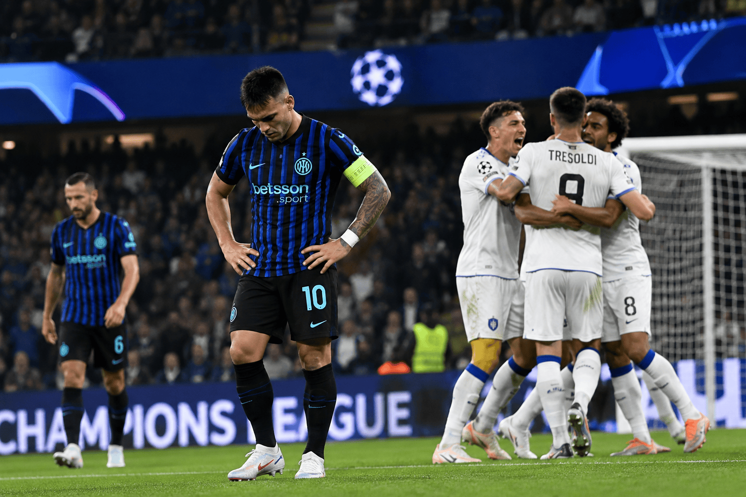 Delusione dei giocatori dell’Inter mentre il Club Brugge festeggia la vittoria in Champions League