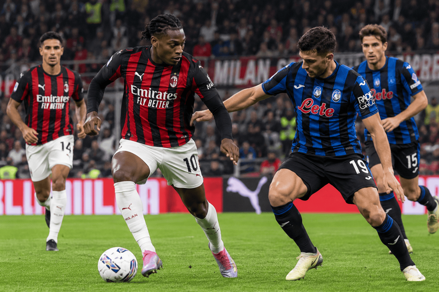 Duello tra giocatori di Milan e Atalanta durante una partita a San Siro