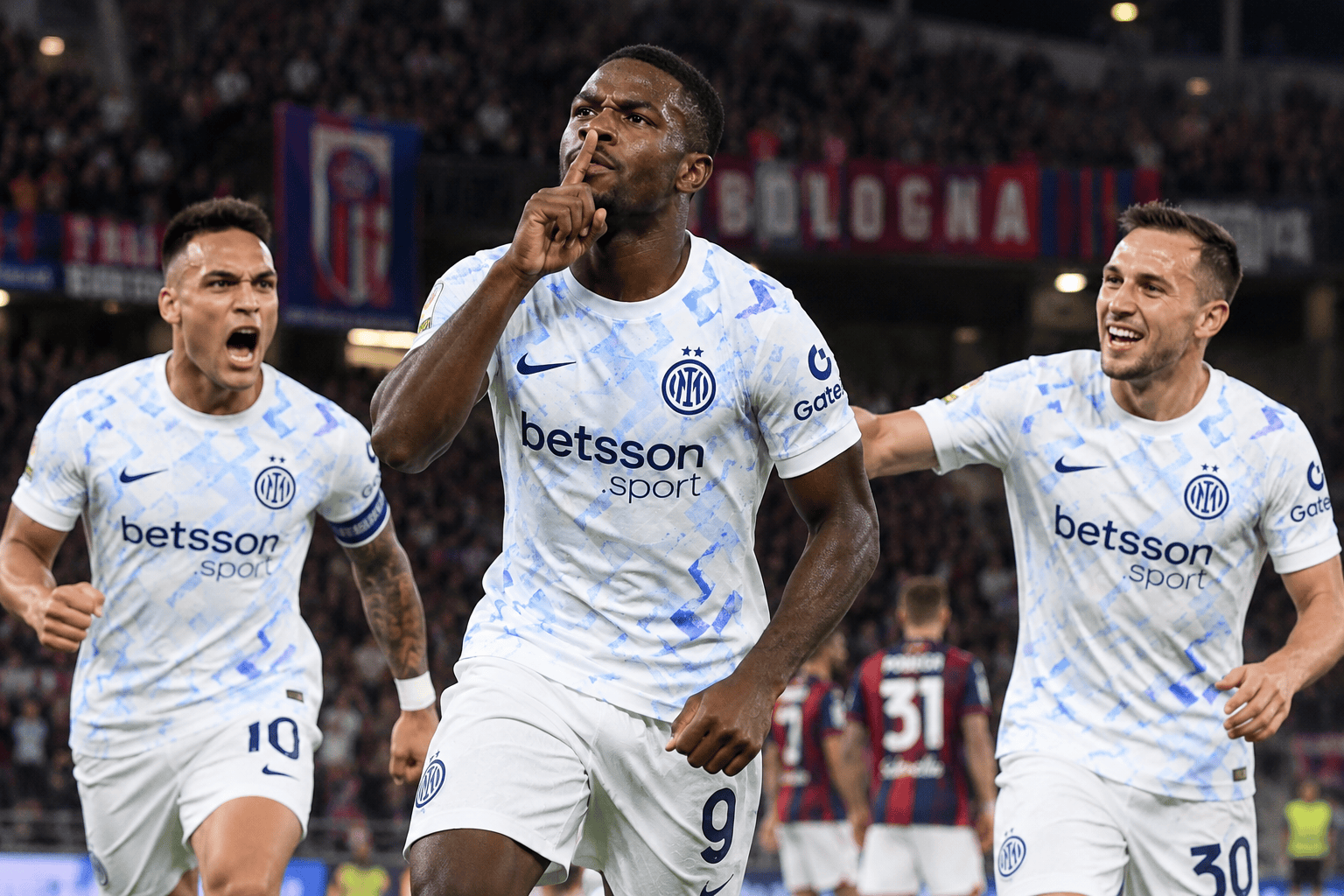 Giocatori dell'Inter esultano sotto le luci dello stadio
