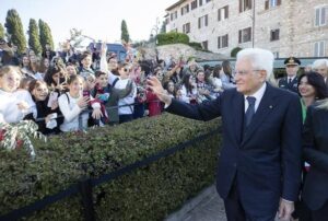 Mattarella ad Assisi: «Francesco indichi la via della pace»
