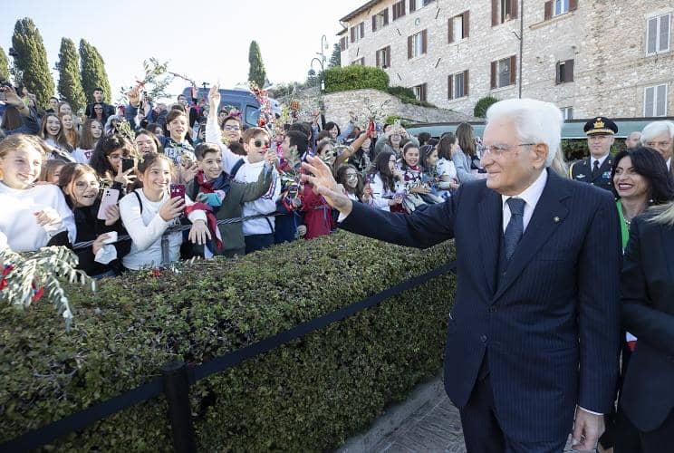 Mattarella ad Assisi: «Francesco indichi la via della pace»