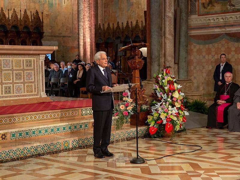 Sergio Mattarella durante l'intervento nella Basilica di San Francesco ad Assisi