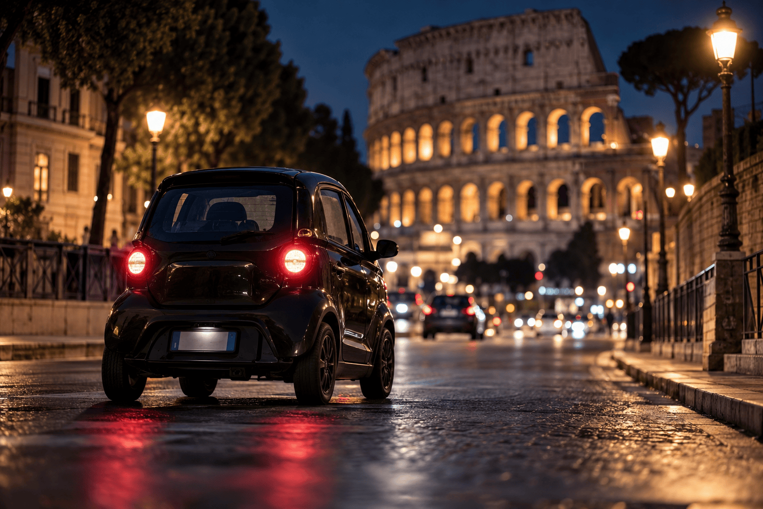 Microcar nera di notte davanti al Colosseo a Roma