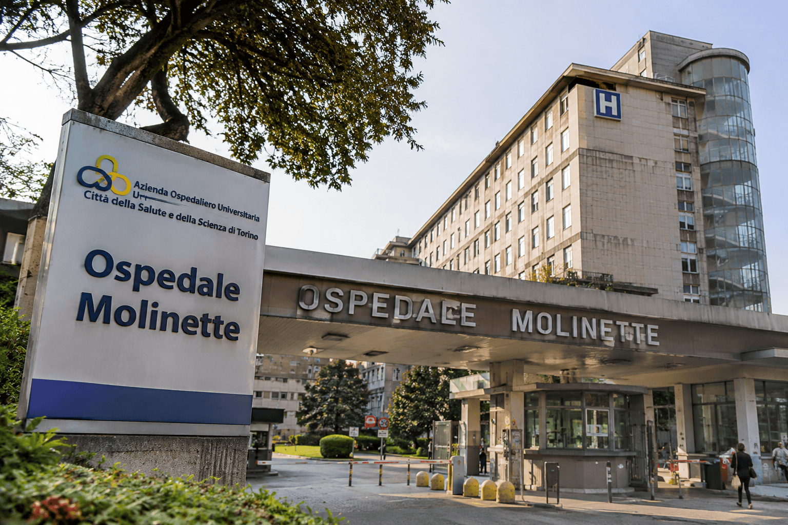 Ingresso ospedaliero raffigurato in modo illustrativo per un articolo sull'inchiesta alle Molinette