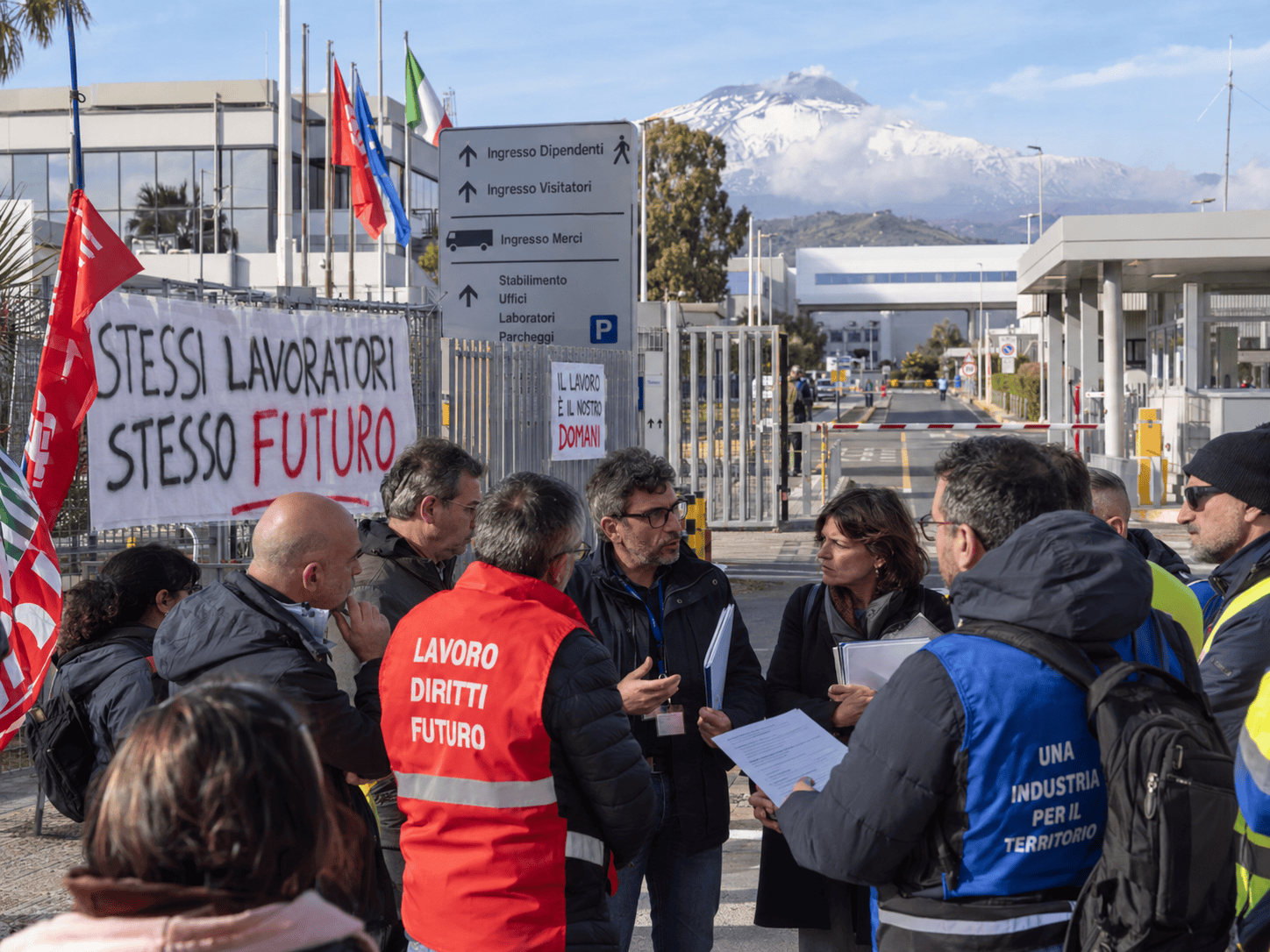 Protesta dei lavoratori Pfizer ai piedi dell’Etna durante la vertenza occupazionale