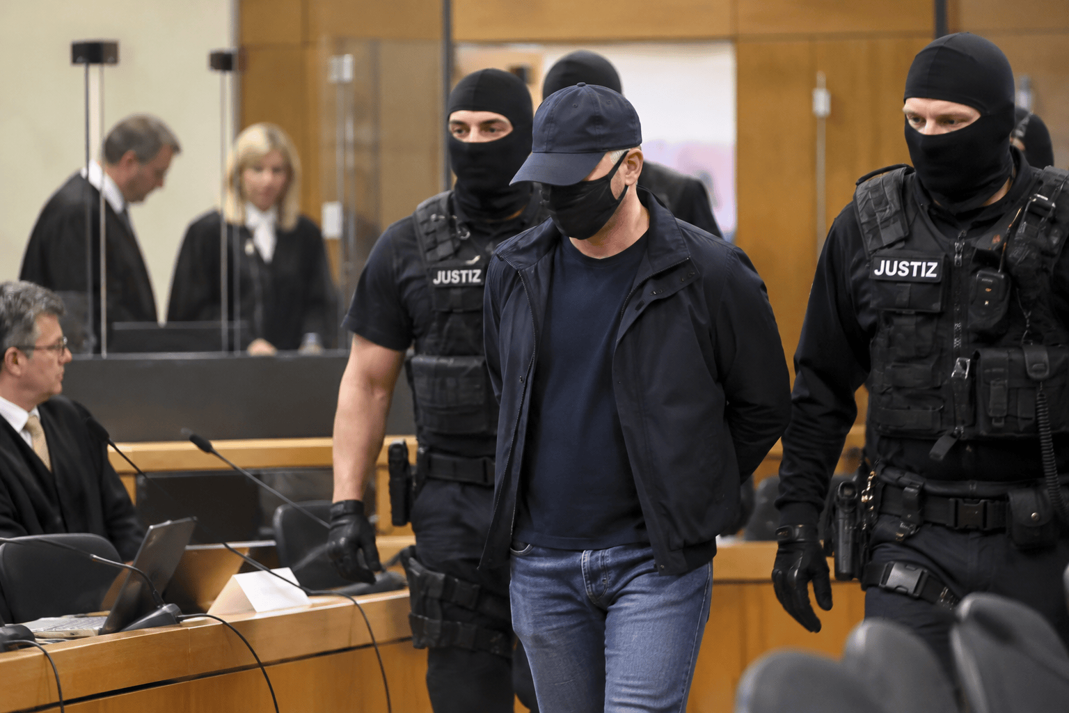 Serhii K. scortato in tribunale durante il processo sul sabotaggio dei gasdotti Nord Stream