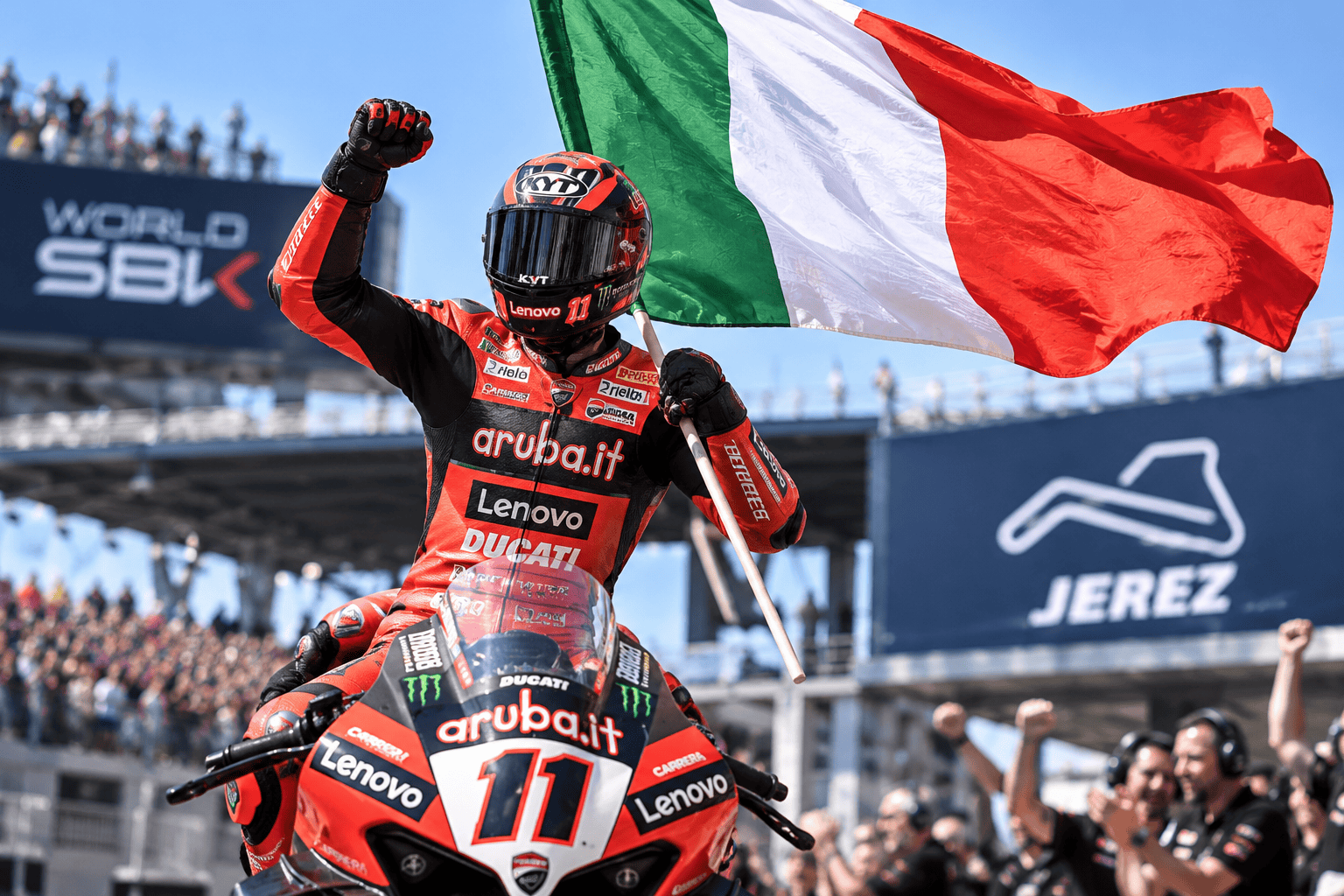 Nicolò Bulega festeggia con Ducati dopo il successo a Jerez