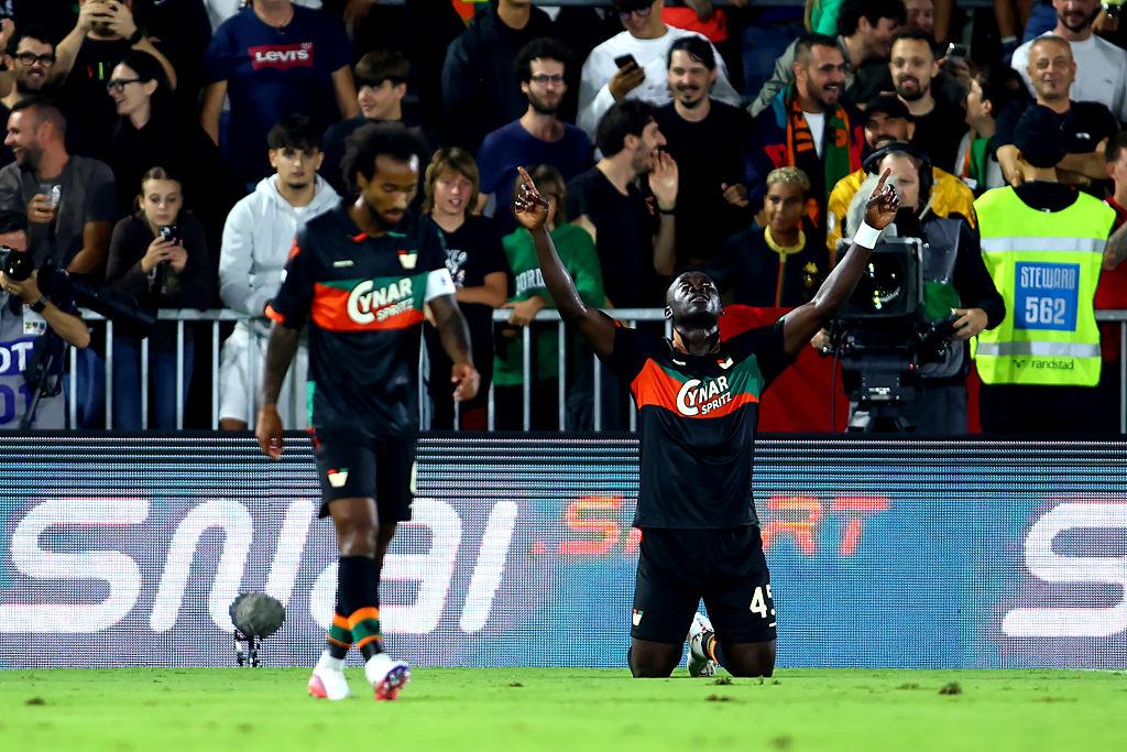 Azione di gioco durante Venezia-Napoli allo stadio Pier Luigi Penzo